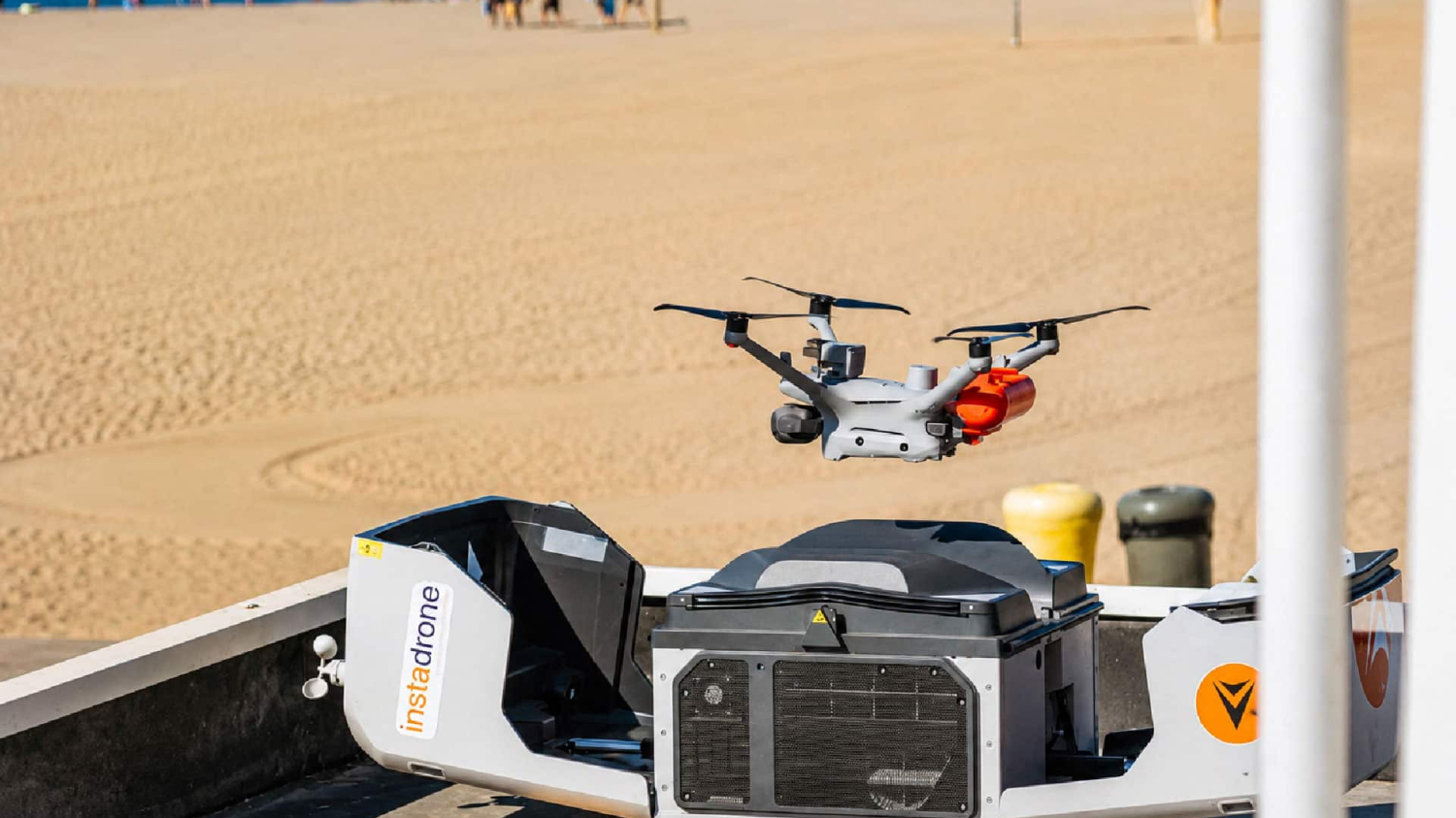 Ce drone français largue une bouée aux baigneurs en difficulté avant l’arrivée des secours