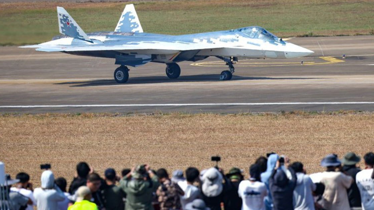 Un essaim de drones furtifs embarqués sur un avion de chasse Su-57 fait sa première apparition.