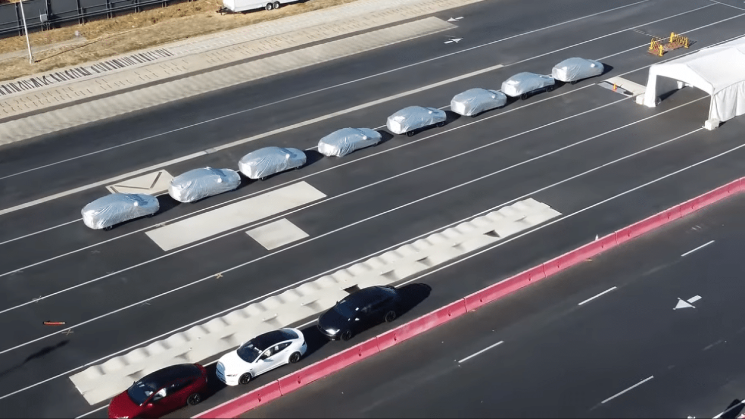 Un drone survole l'usine Tesla et découvre des voitures mystérieuses... qui ne sont pas des Tesla