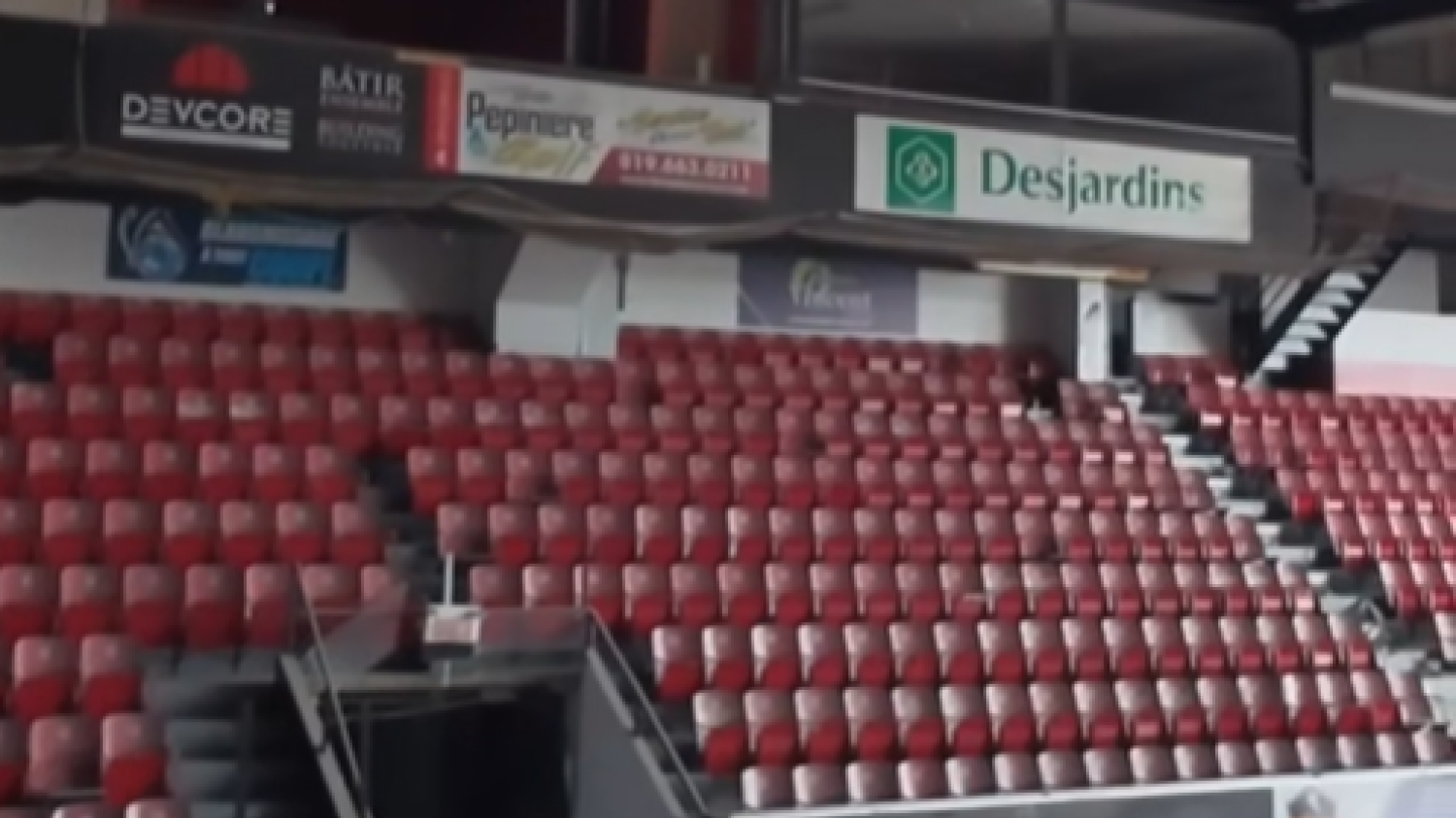 Un drone s'introduit dans le vieil aréna de Hull | L'intérieur du Centre Robert Guertin...vu par un drone