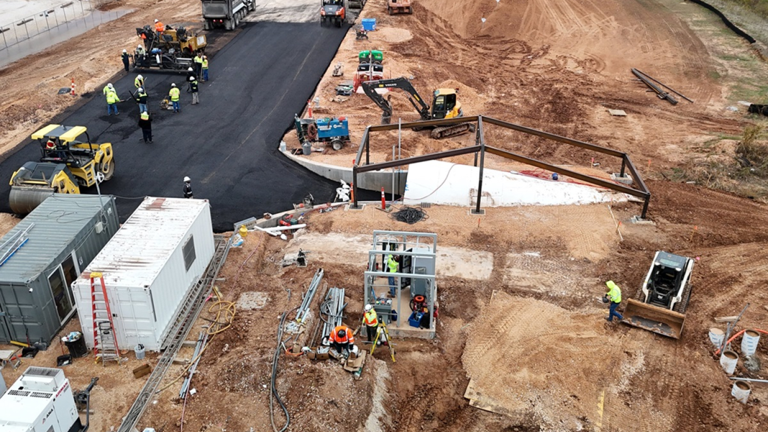 Des photos prises par un drone révèlent la sortie d'un tunnel en forme de cybertruck au Giga Texas de Tesla