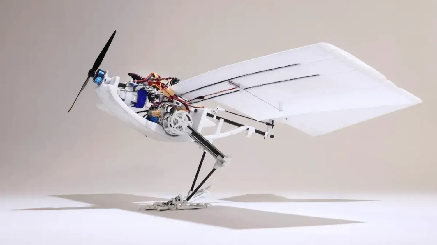 Ce drone unique au monde combine la marche et le vol grâce à des pattes d’oiseaux robotisées
