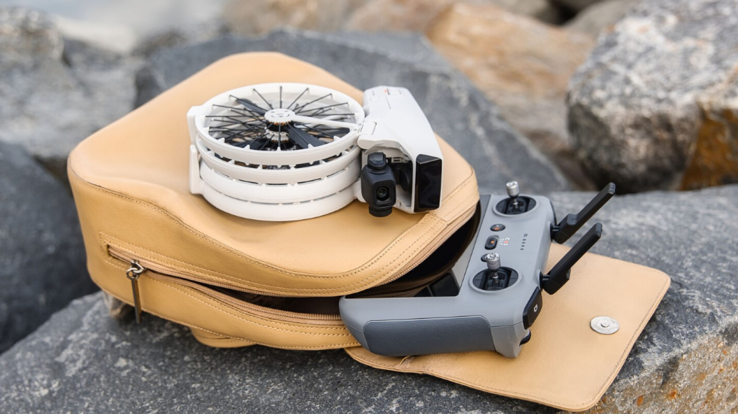 DJI Flip : Un drone compact au design inhabituel désormais disponible dans le monde entier