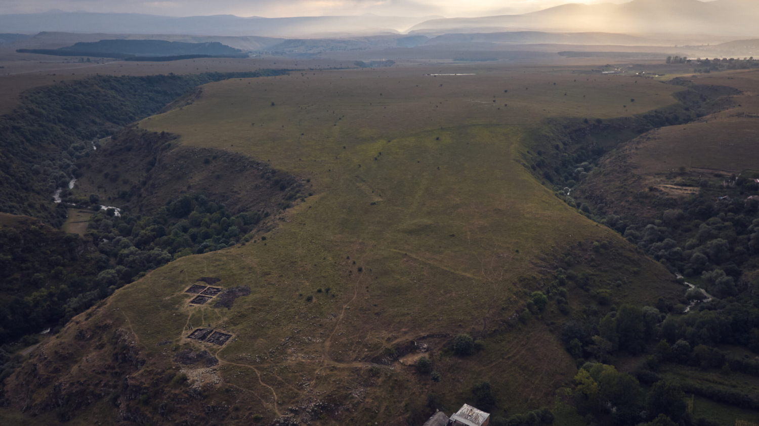 Un drone révèle une méga-forteresse oubliée dans les montagnes du Caucase