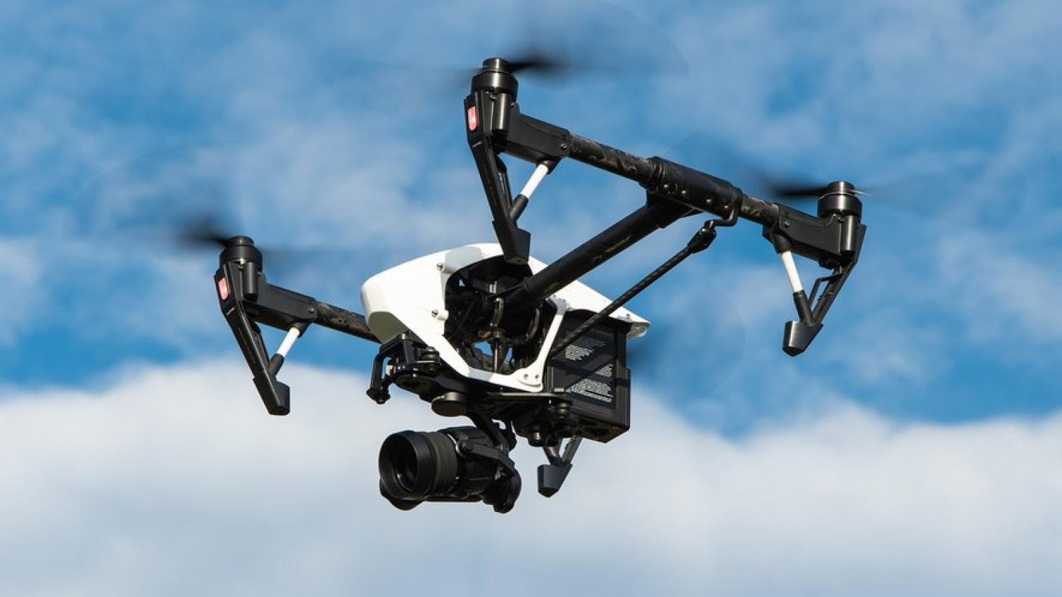Incendies à Los Angeles : comment la collision entre un drone et un bombardier d’eau a interrompu les opérations des pompiers