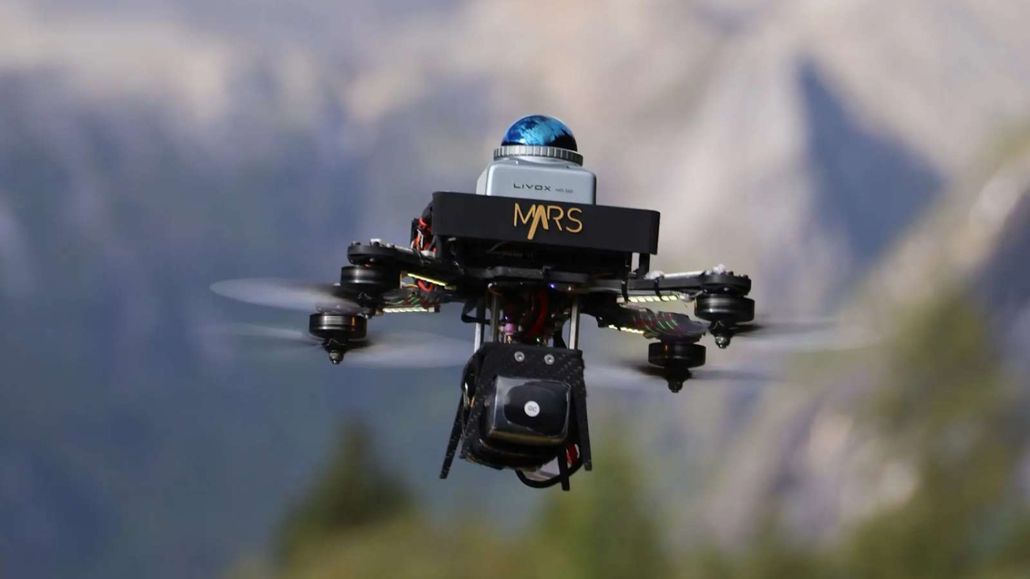 Impressionnant : ce drone autonome traverse une forêt dense sans...