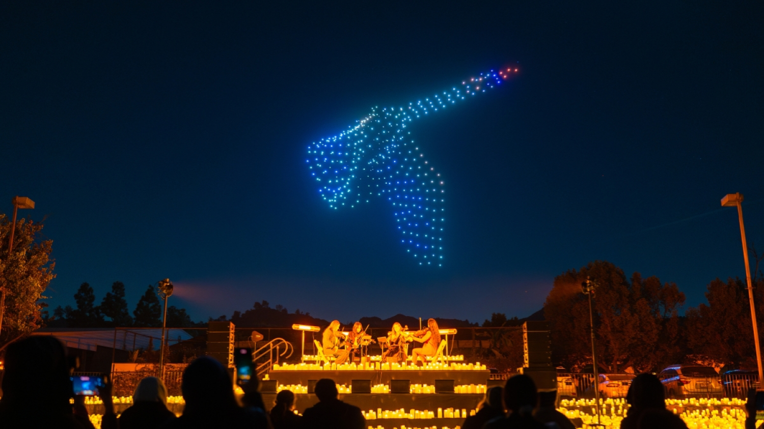 Des billets pour ce spectacle de lumière par drone au-dessus d’un concert intime aux chandelles