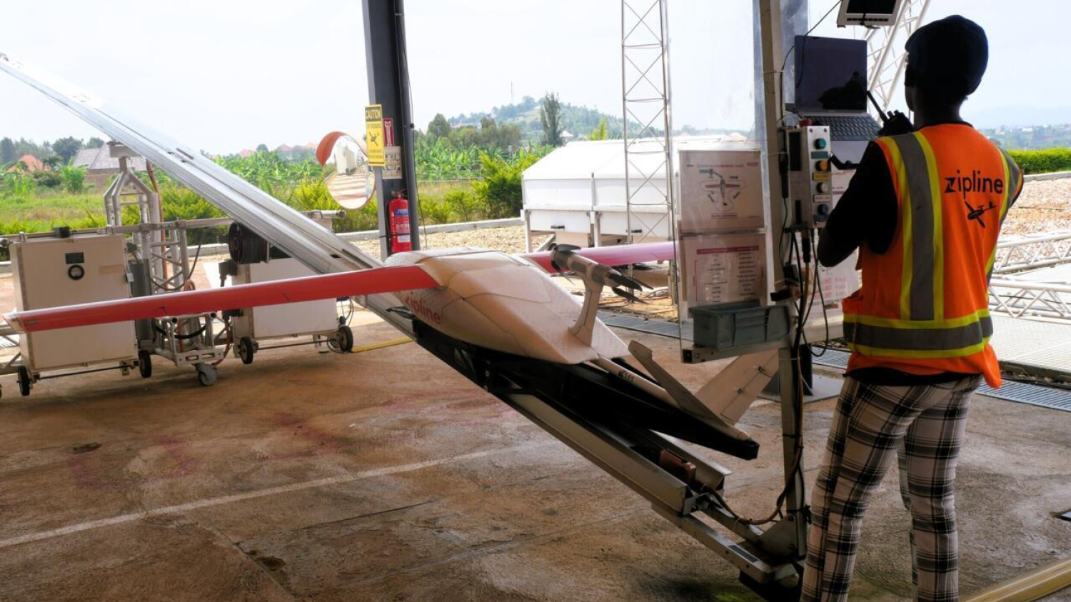 Reportage Afrique - Au Rwanda, des drones distribuent les soins et produits vétérinaires aux éleveurs éloignés