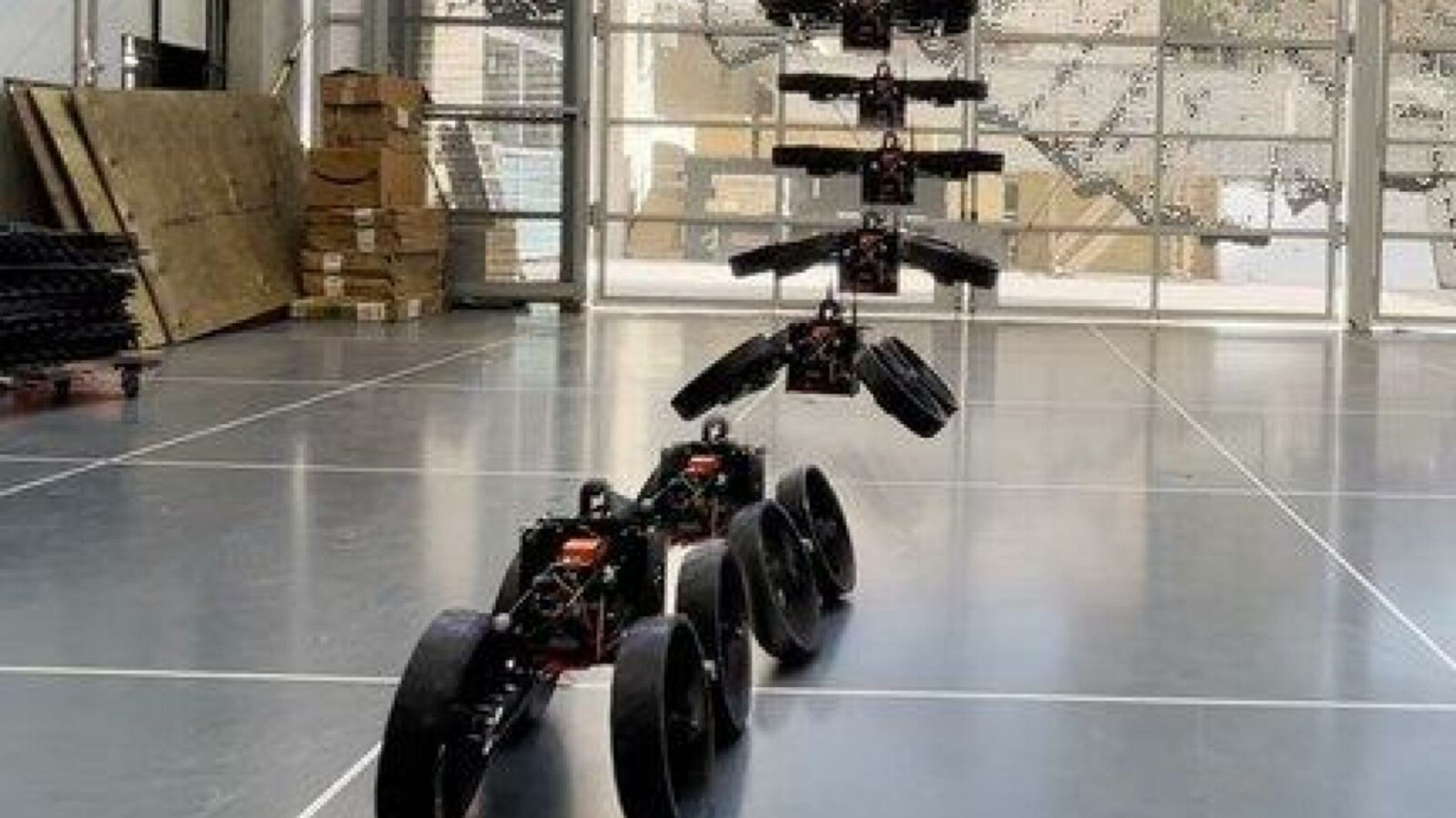 Ce drone hybride fascinant transforme ses hélices en roues en plein vol