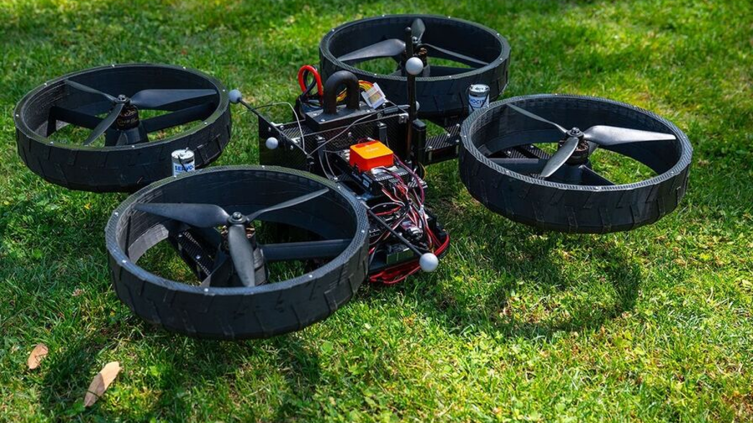 Ce drone se transforme en engin roulant avant même d’avoir atterri 