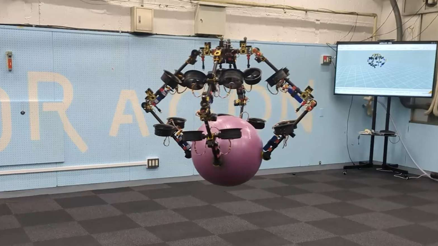 Ce drone-araignée est vraiment bluffant : il peut marcher, voler,...
