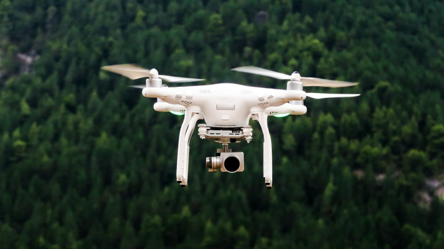 Un drone capte par surprise un prototype Tesla inconnu : les images qui affolent le web