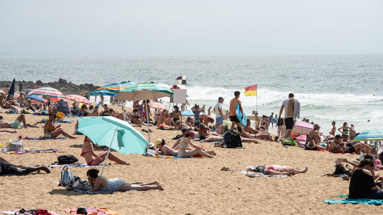 Bronzer topless, utiliser un drone, ramasser du sable... Qu'avons-nous le droit de faire à la plage?