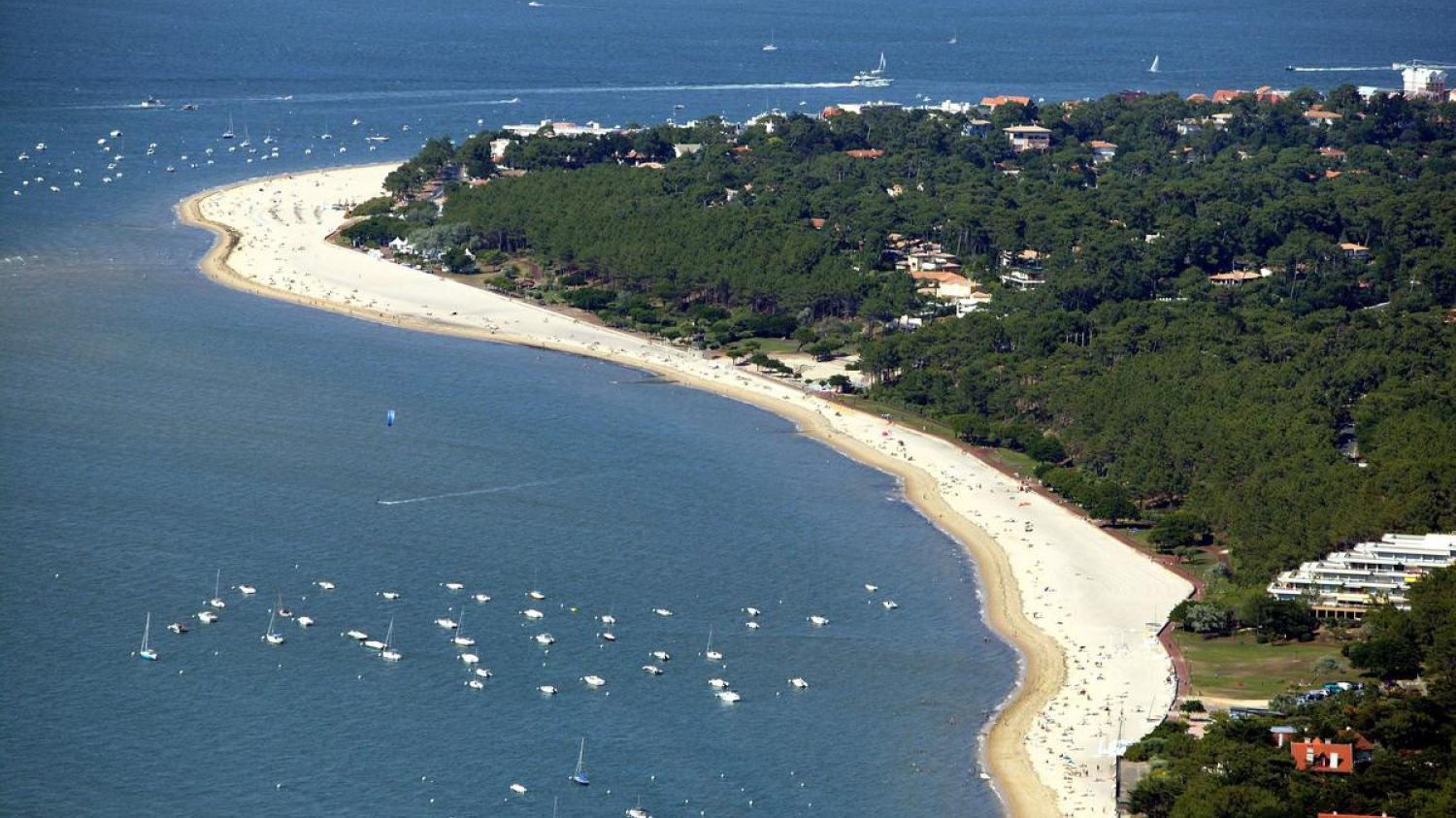 Police, hélicoptère, drone… Un important dispositif mis en place pour retrouver un enfant disparu sur la plage, à Arcachon
