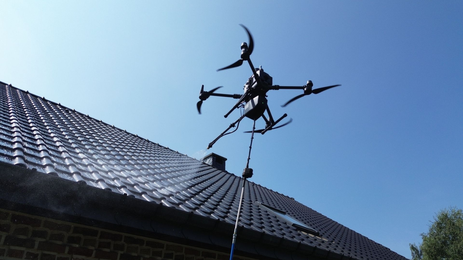 Icare Drone révolutionne le nettoyage des toits et façades 