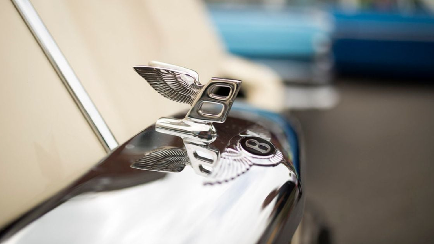 Un gadget digne de James Bond : des badges de voitures transformés en drones de surveillance