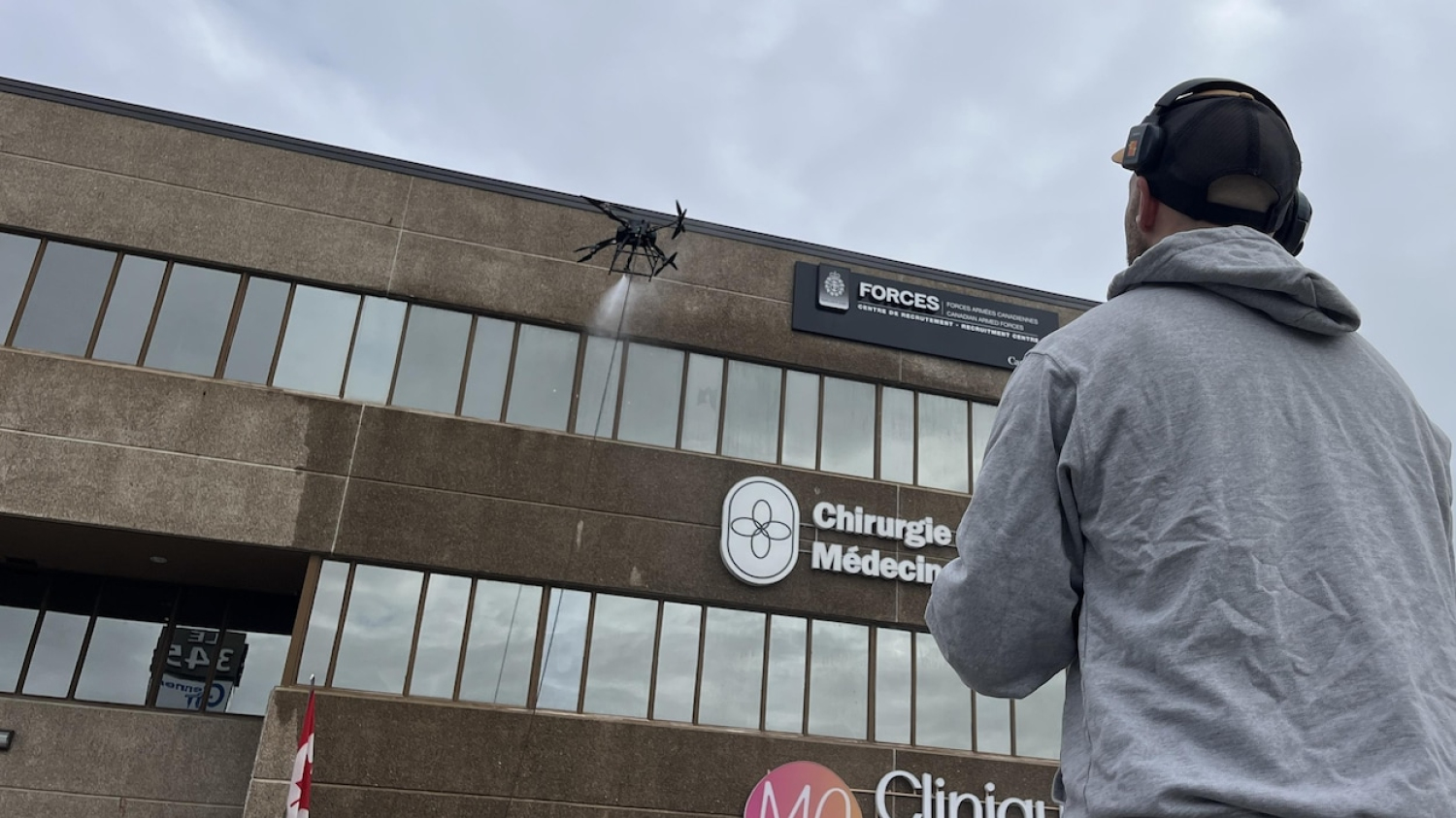 Un drone laveur de vitres