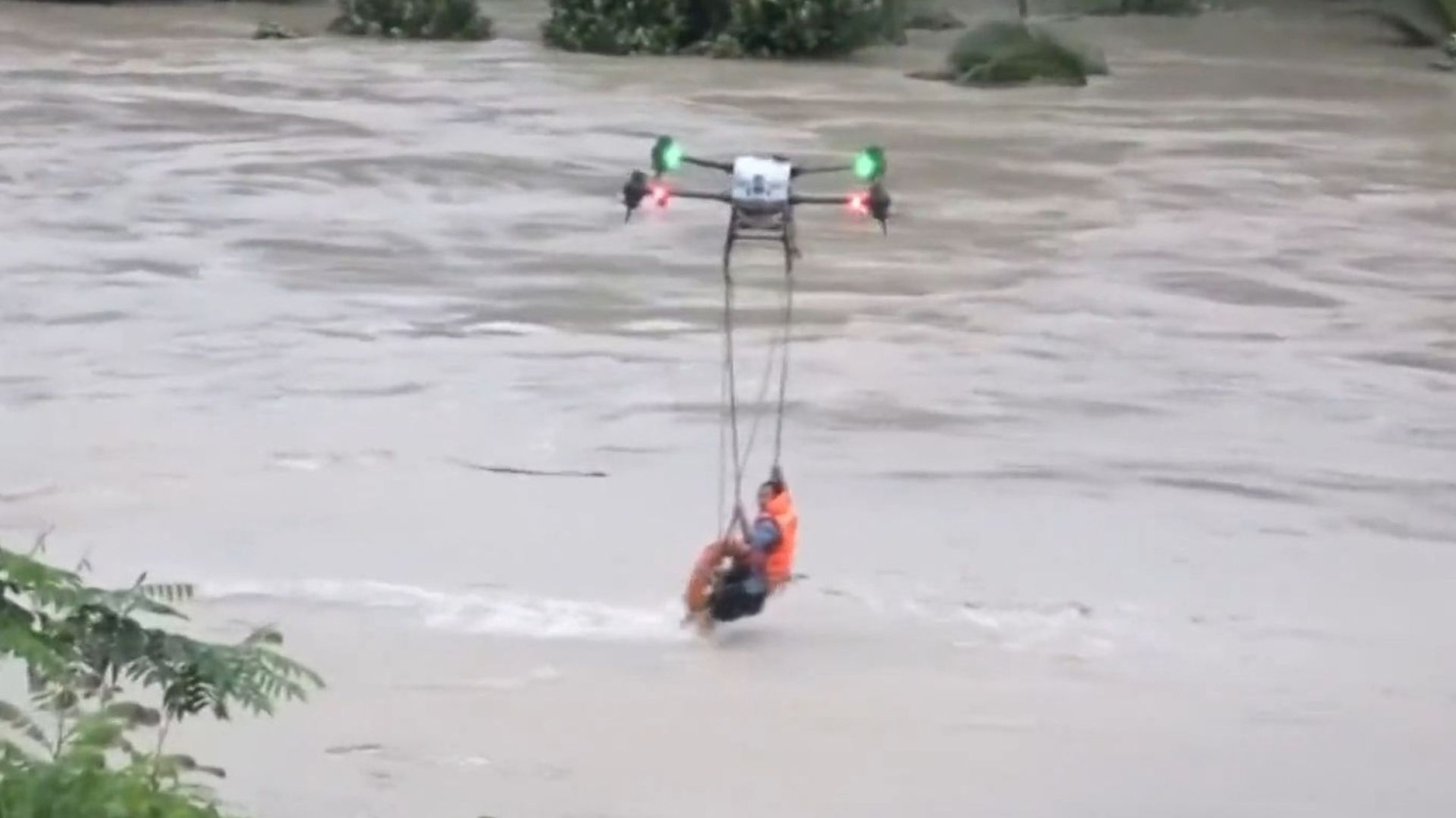 90 morts dans des inondations au Vietnam : les autorités sauvent un homme grâce à un drone 