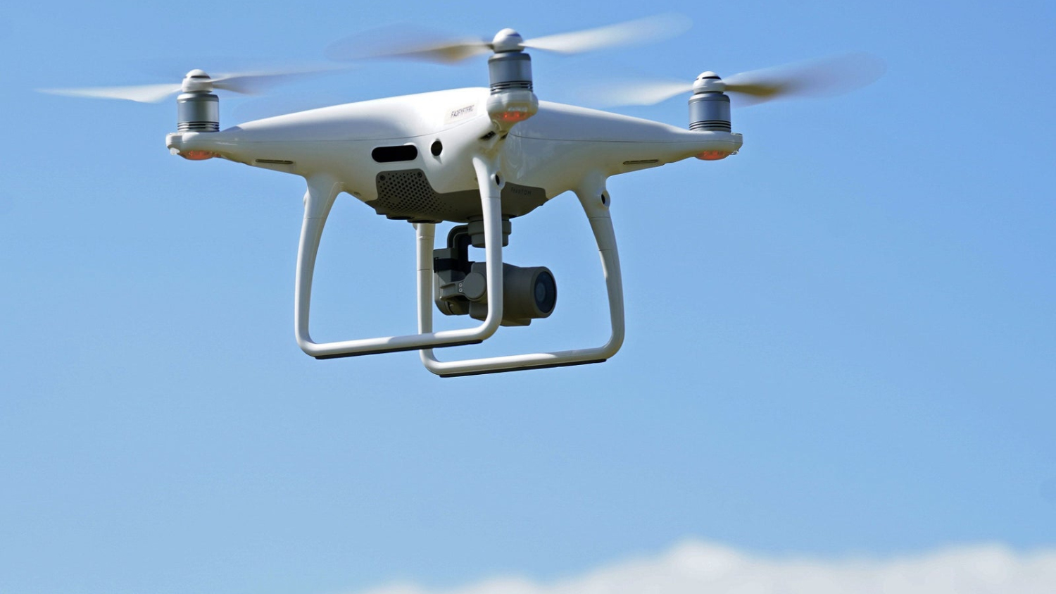 Un drone épie une fillette par la fenêtre de sa chambre, et autres…