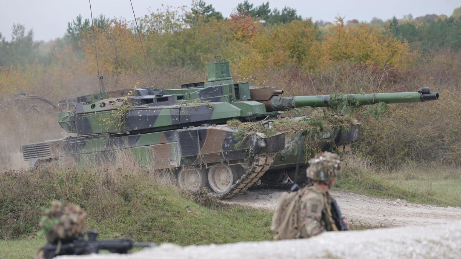 Mulhouse : un convoi de chars de combat Leclerc survolé par un drone
