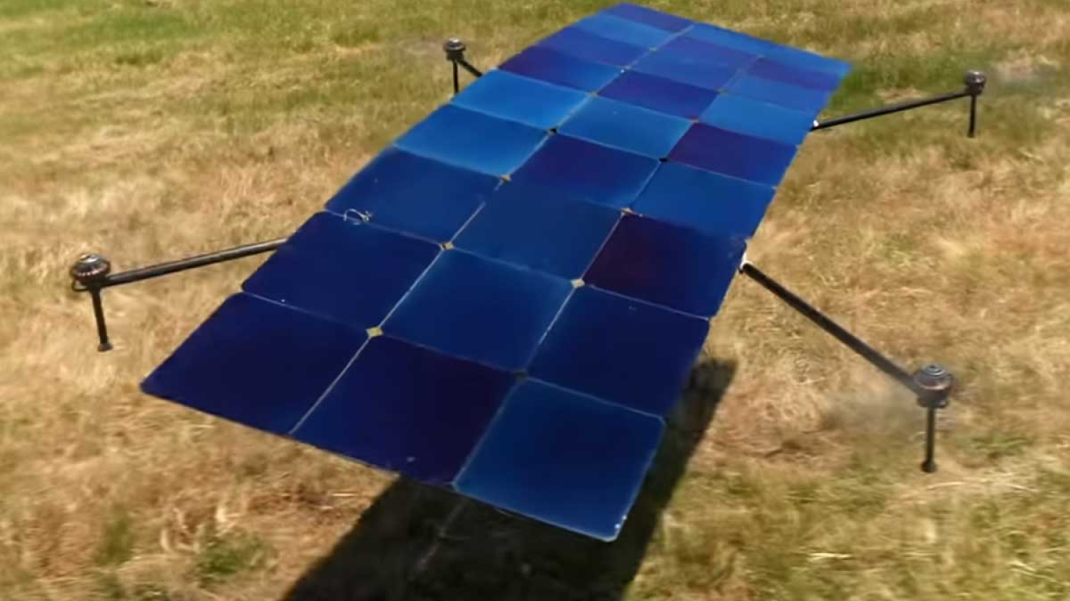 Un ingénieur dévoile un drone solaire capable de voler indéfiniment, sans batterie
