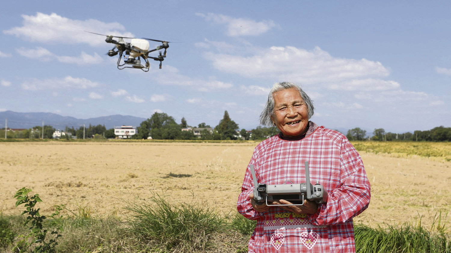 Drone, intelligence artificielle, smartphone : en Chine, l’État parie sur la tech pour sauver un secteur agricole en crise 