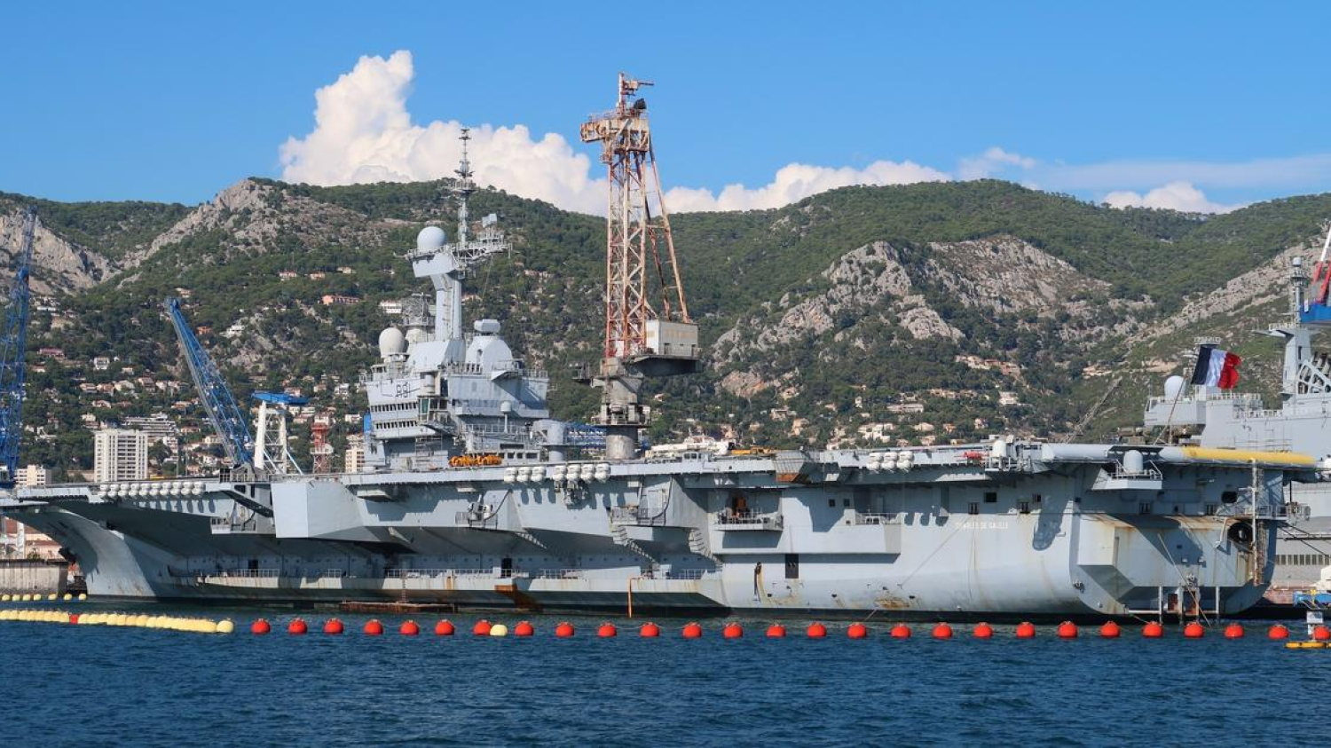 Charles-de-Gaulle : un drone inconnu brouillé non loin du porte-avions français en escale en Suède