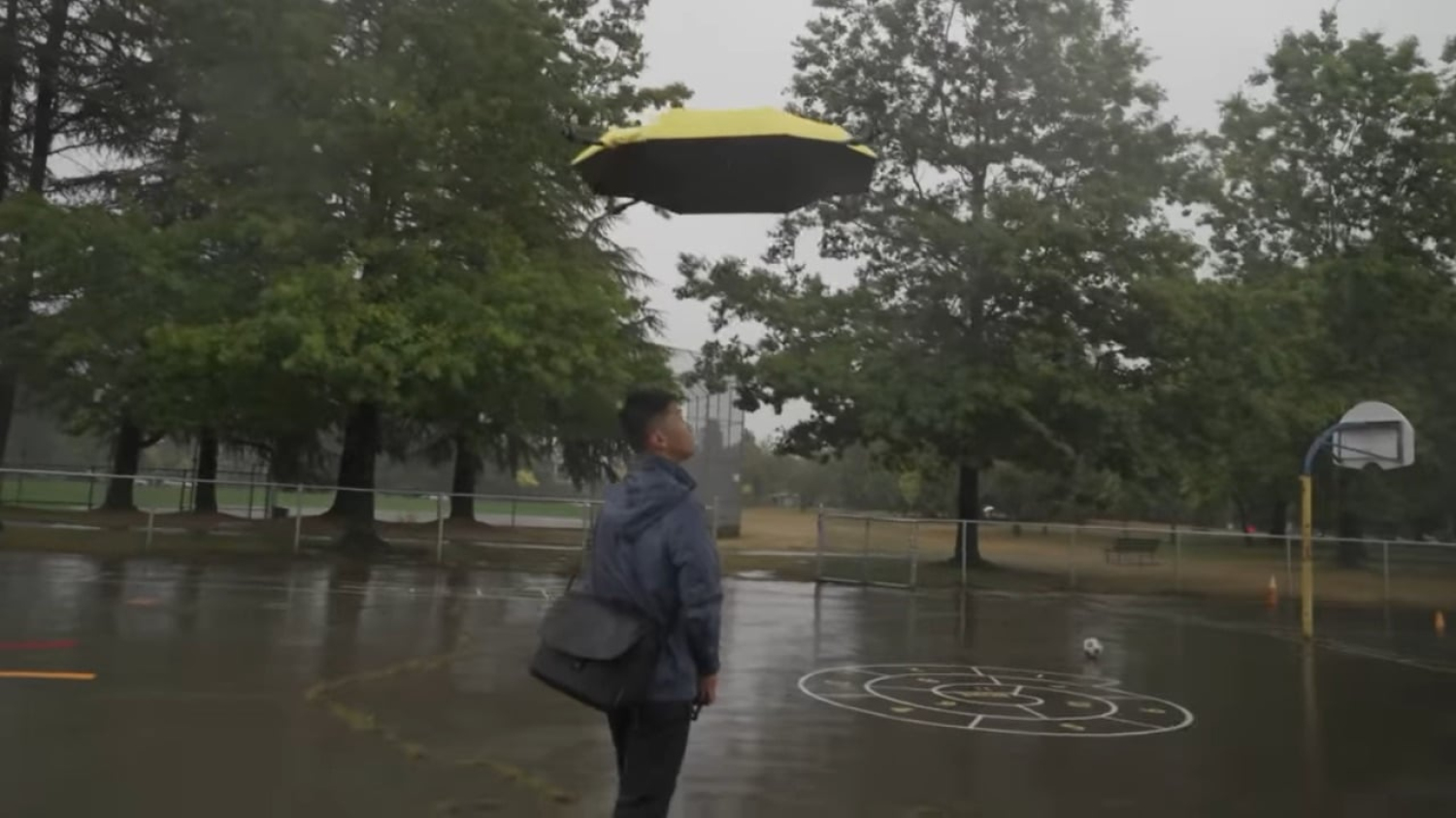 Avec ce parapluie volant, plus besoin de se battre avec le vent
