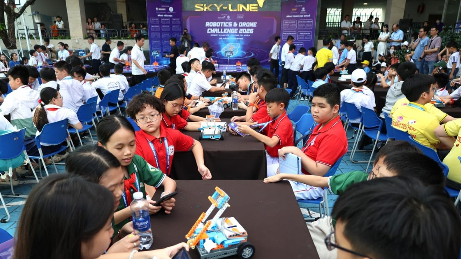 Des centaines d'étudiants de Da Nang participent au Robotics & Drone Challenge 2026.