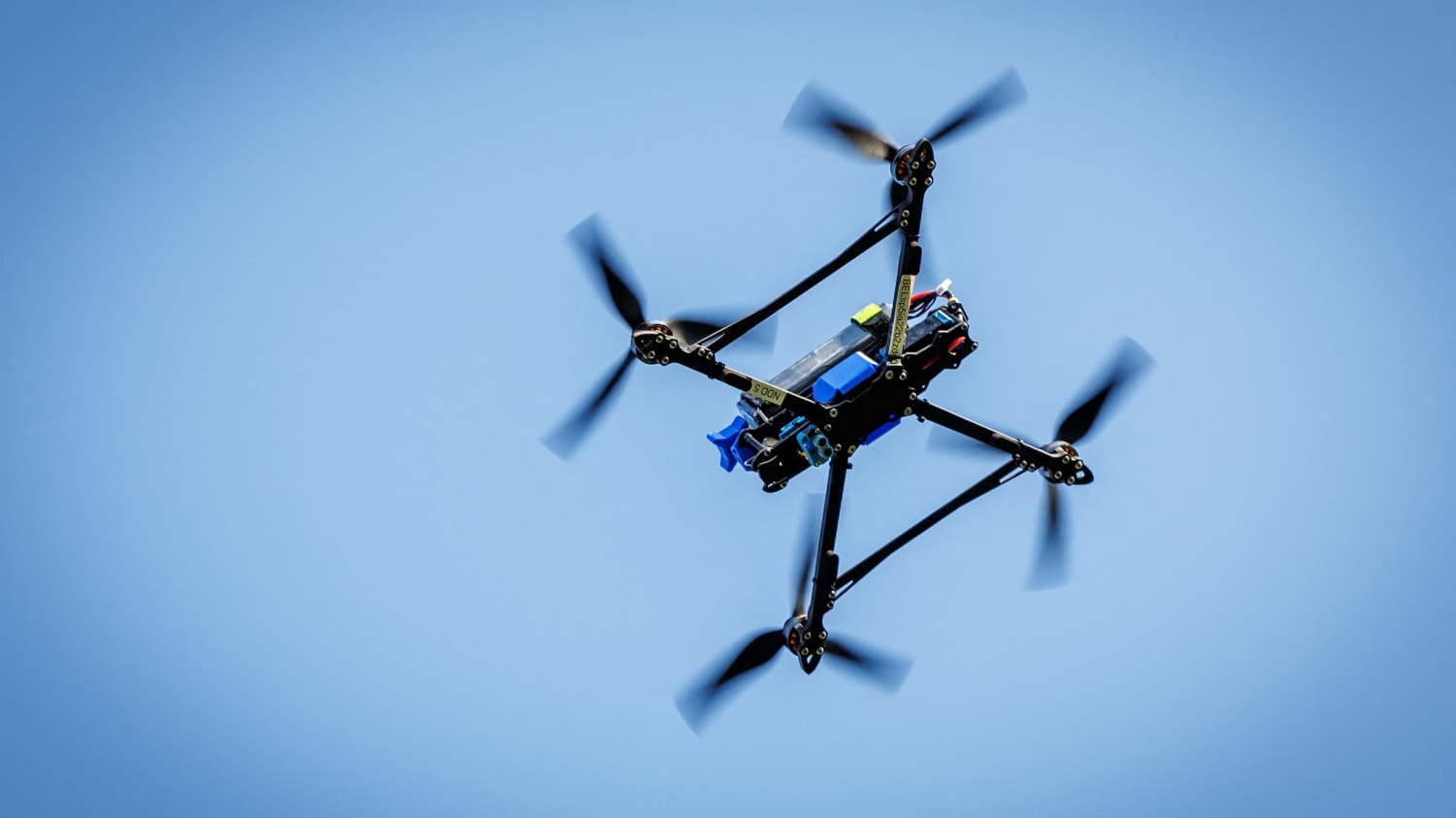 Un télépilote interpellé après la détection d'un drone "aux abords de la base navale" de Toulon