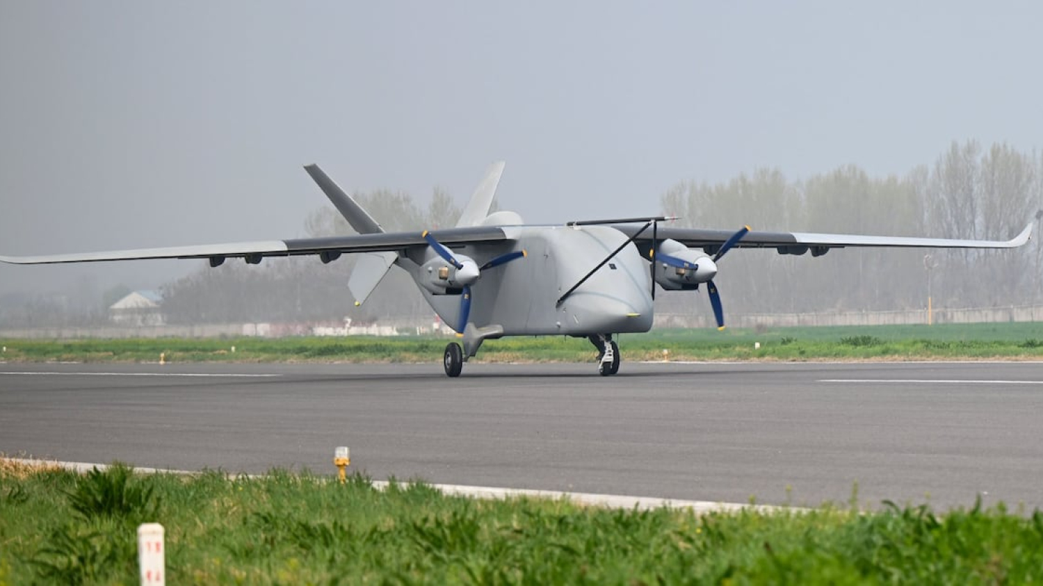 Il mesure 17 mètres de long et peut emporter 3,5 tonnes de fret : le drone cargo sans pilote Changying-8 réussit son vol inaugural en Chine