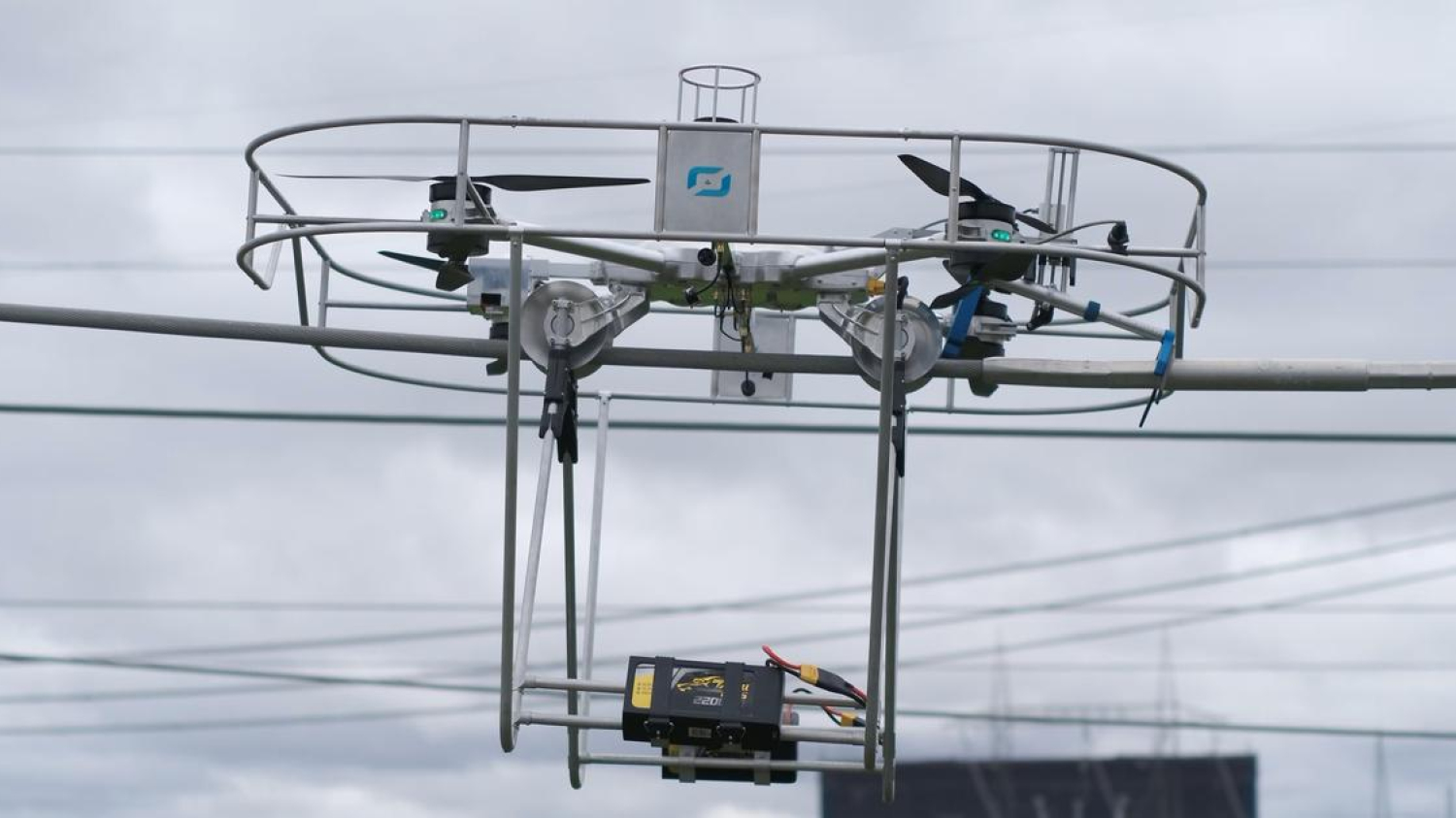 Un drone pour réparer les lignes électriques à haute tension