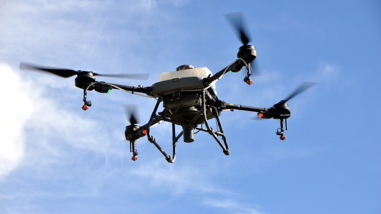 Il pensait que c’étaient des cambrioleurs en repérage : le retraité de 76 ans abat le drone mandaté par la mai