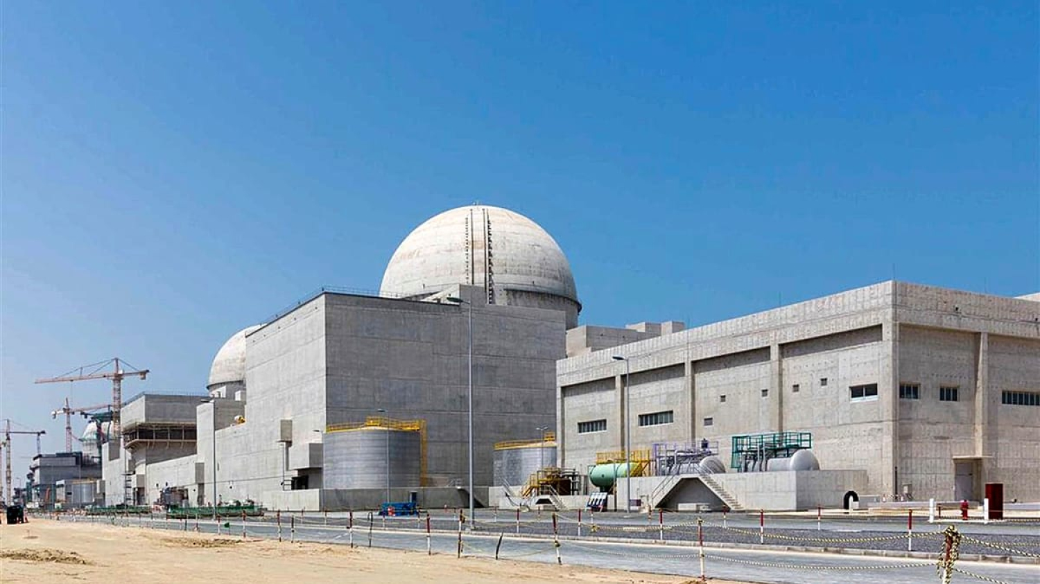 Frappe de drone près d'une centrale nucléaire aux EAU, incendie