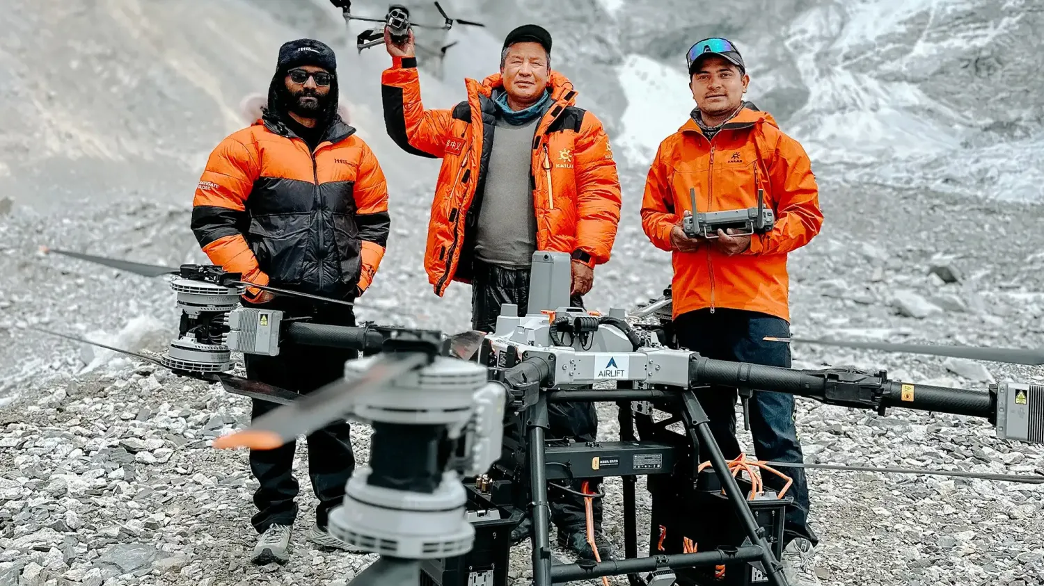 Everest : au camp de base, les drones au cœur des tensions géopolitiques entre Pékin et Washington