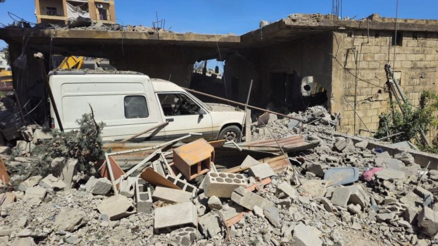 Trois morts dans une frappe israélienne sur une mosquée près de Tyr ; nouvel ordre d'évacuation d'une dizaine de villages du Liban-Sud 