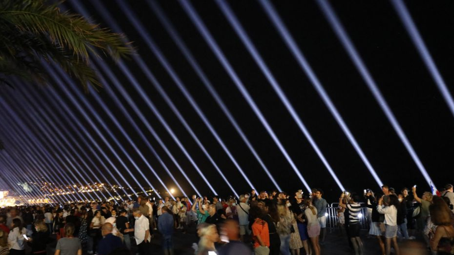 DIRECT. Suivez le spectacle de 2 016 drones et l'illumination de 86 faisceaux lumineux en hommage aux victimes