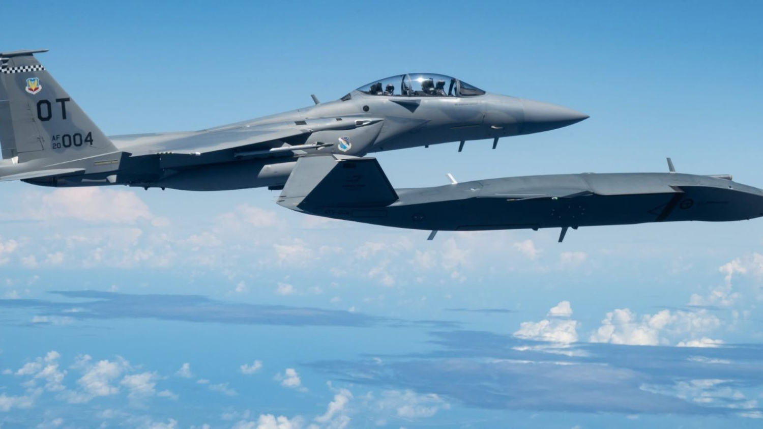 Le F-15EX Eagle II teste (en grandeur nature) le drone collaboratif furtif. 