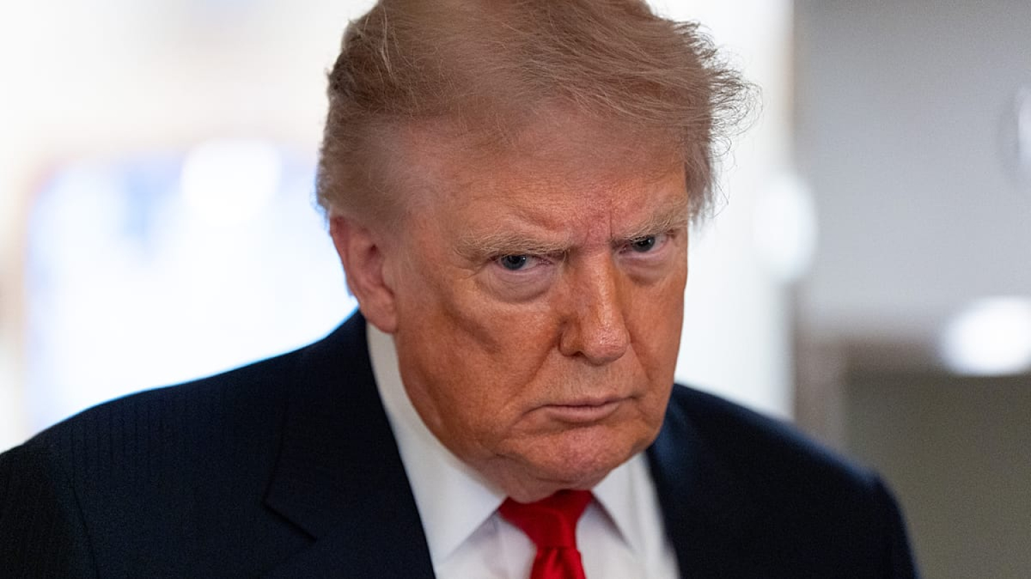 Trump impose des tarifs sur les drones jusqu'à 100 %, taux réduit pour l'UE et le Royaume-Uni