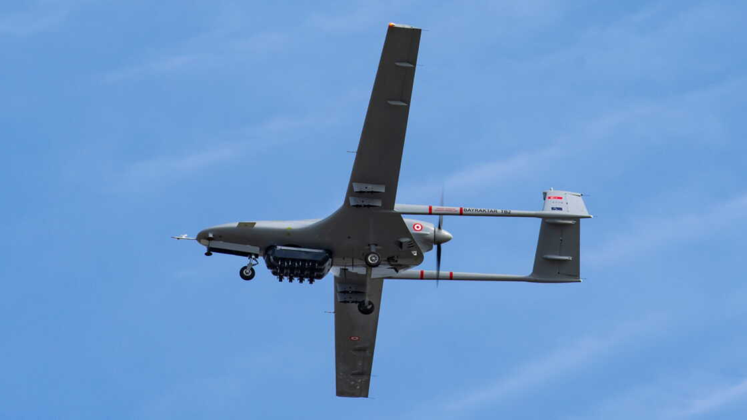 Le drone de combat MQ-28 Ghost Bat détruit une cible aérienne avec seulement quatre ordres humains