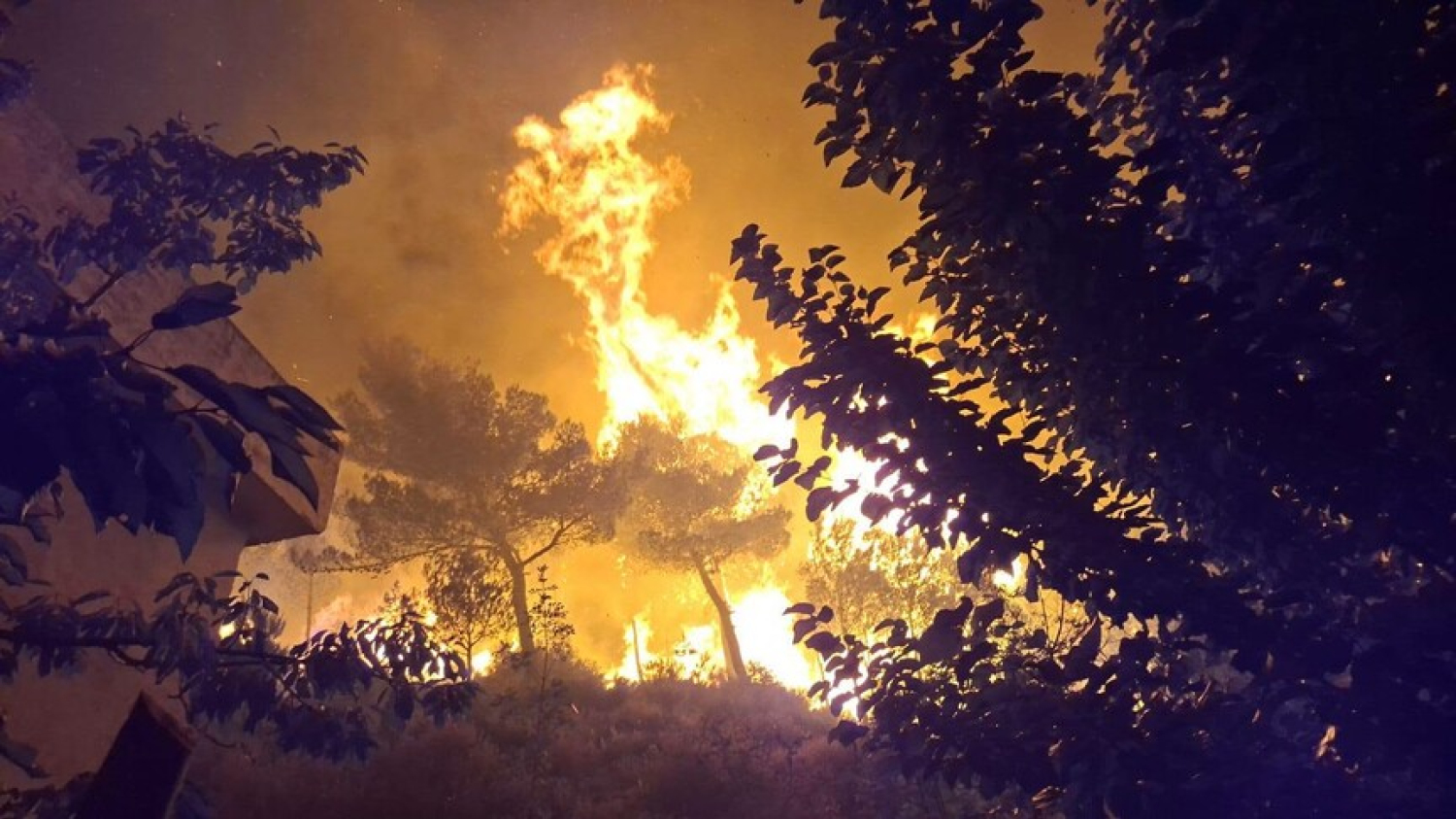 Albanie : un drone turc Bayraktar TB2 aide à maîtriser un vaste incendie menaçant Kruja