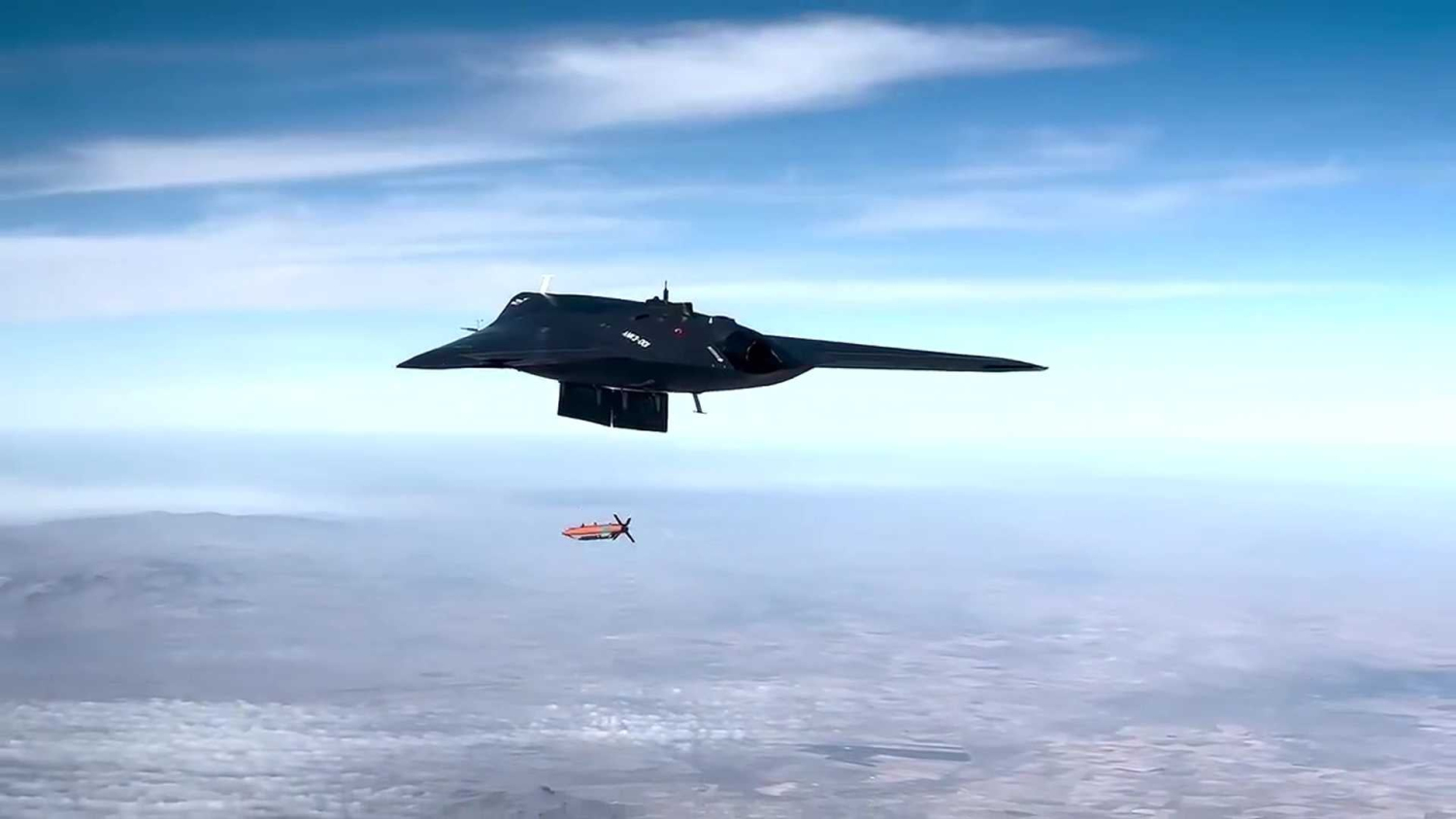 [VIDÉO] Un drone furtif repéré en vol à 787 km/h avec des drones de combat à réaction sous ses ailes