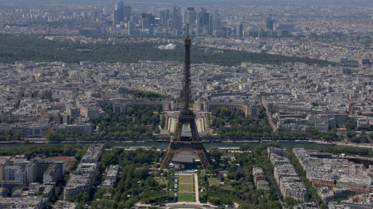 Paris : la justice suspend l'usage de drones contre la vente à la sauvette au Champ-de-Mars