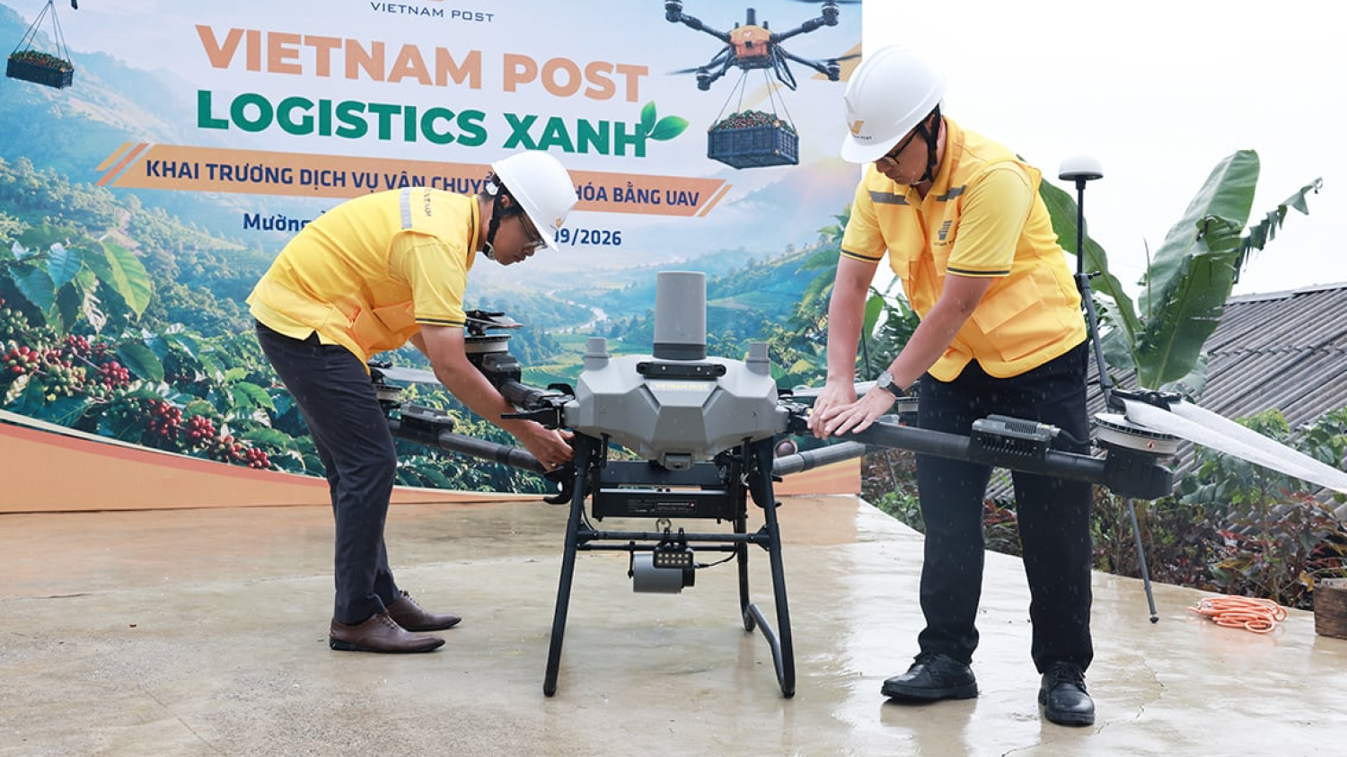 Vietnam Post introduit des drones au service de l'agriculture.
