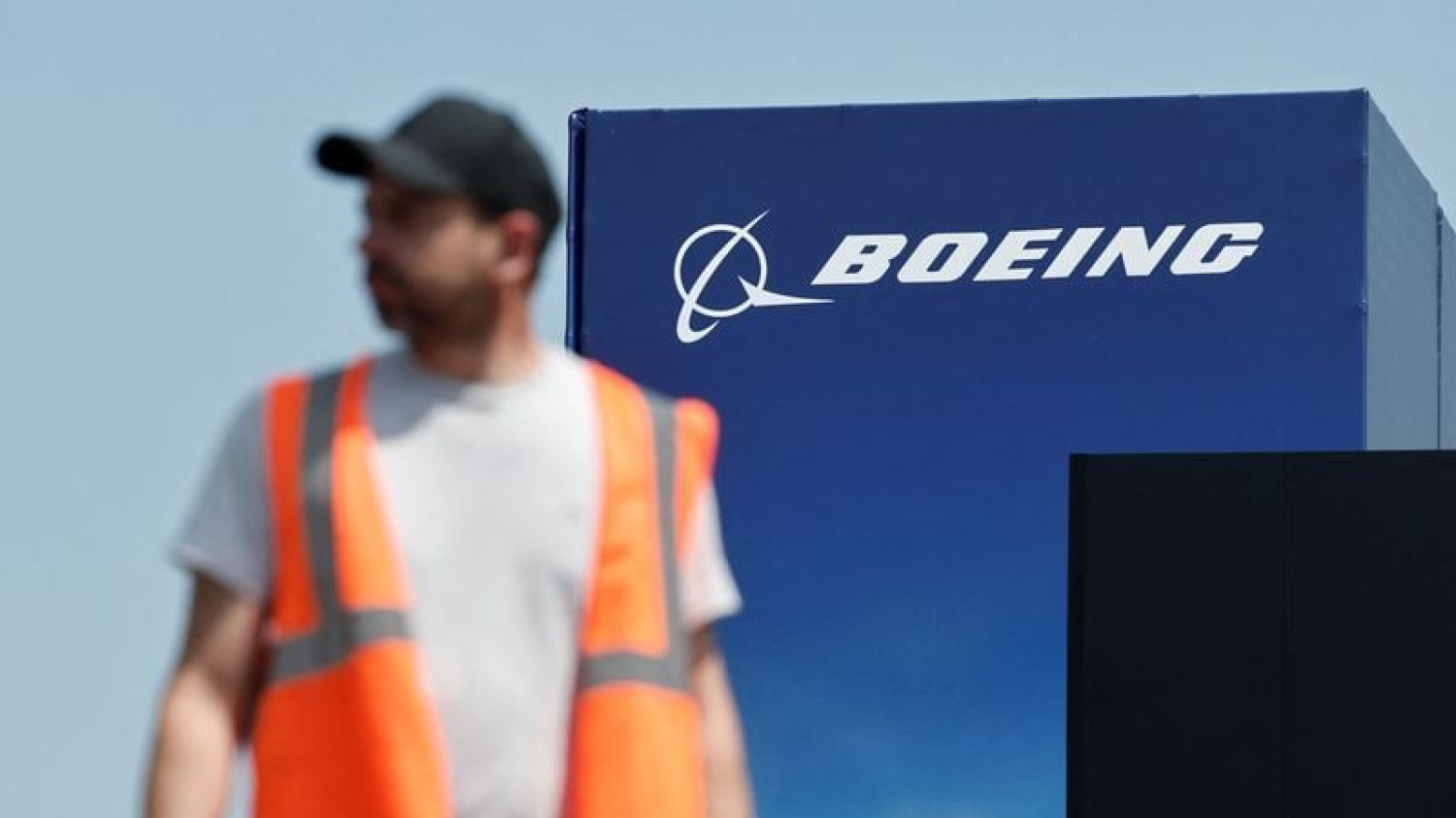 Boeing et Gogo testent un drone militaire connecté par satellite, un défi pour Starlink