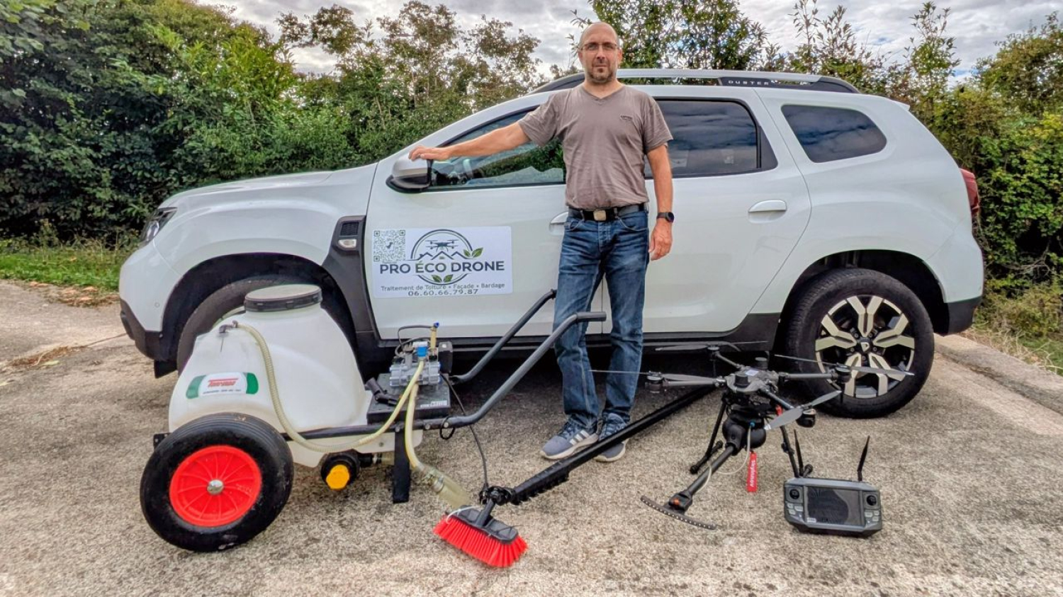 Christophe Delaunay traite les toitures de Monts par drone