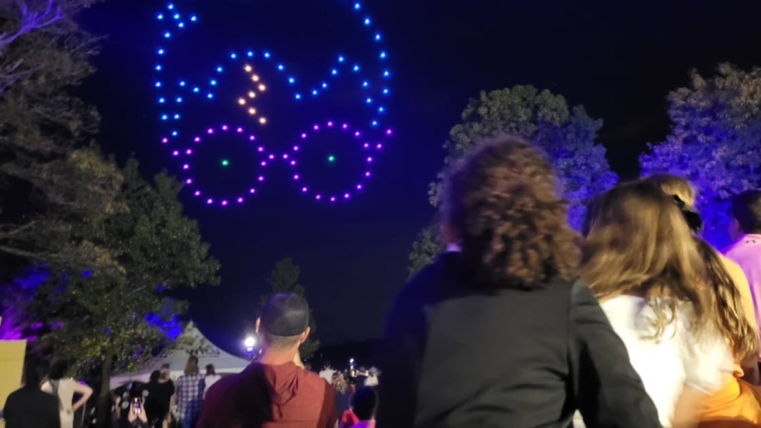 1 200 drones ont illuminé Montréal aux couleurs de Harry Potter: c’était magique!