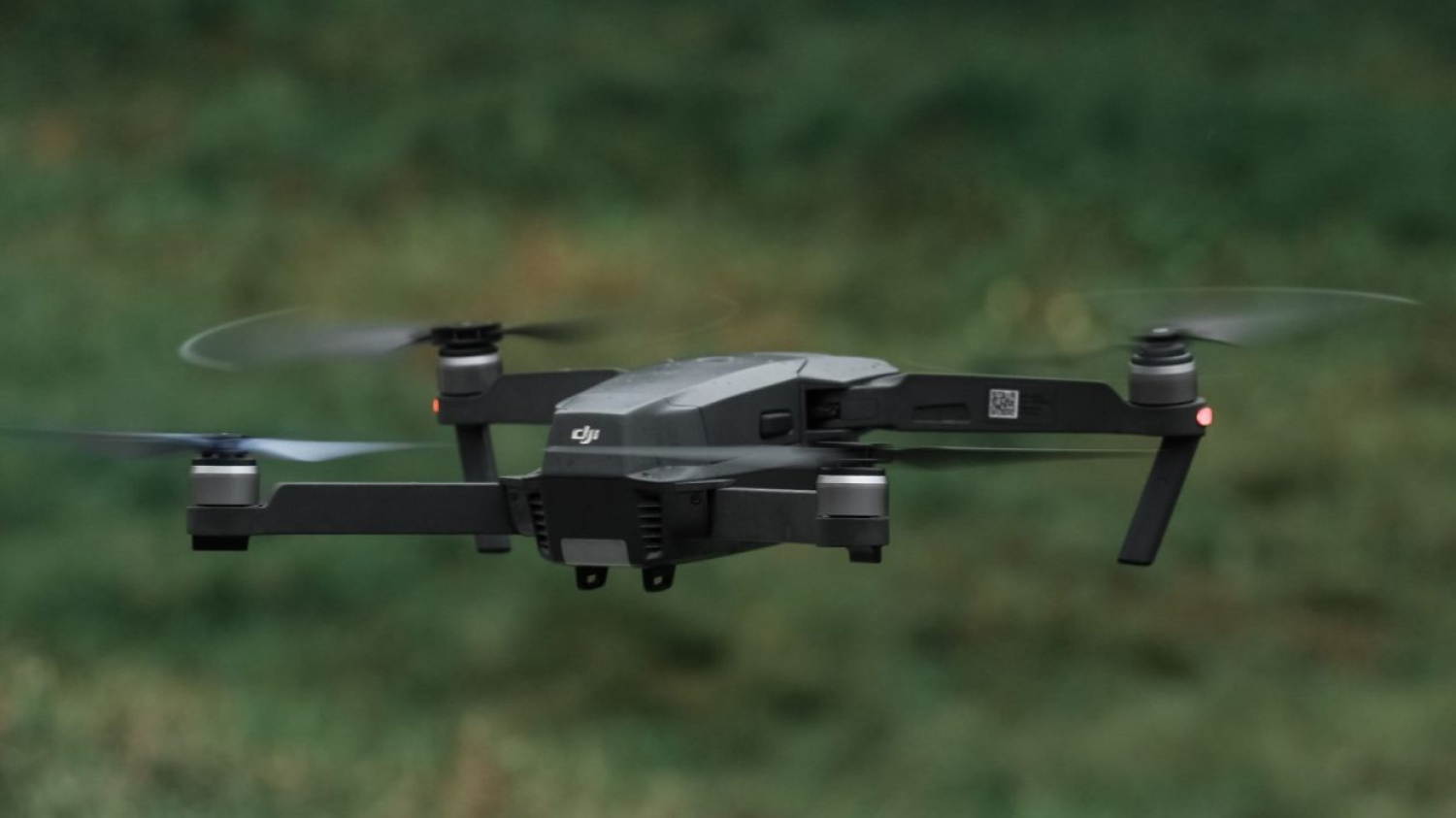 Un blindé choisi puis frappé sans ordre direct : ce drone militaire embarque une IA autonome miniature 