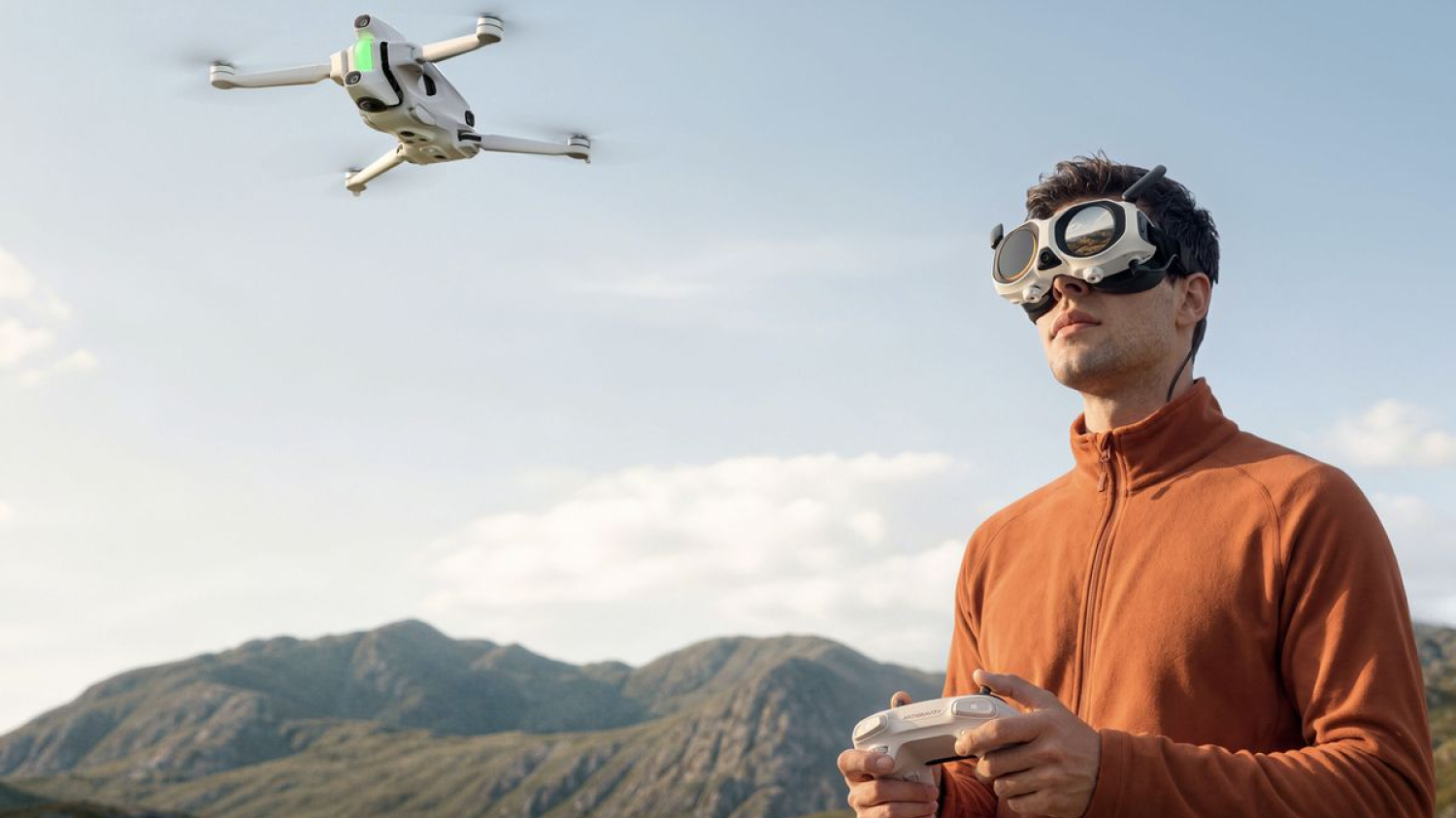 Antigravity A1 : montre, bague, radiocommande et 4G, le drone 360° s’offre trois nouveautés