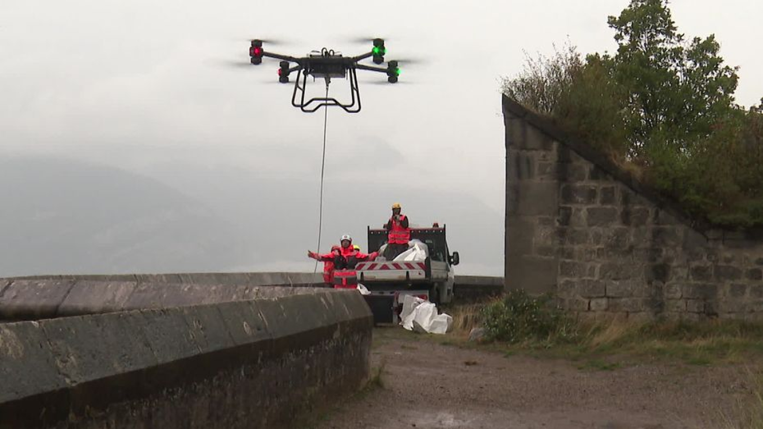 VIDÉO. "De la fatigue en moins" : des tonnes de ciment acheminées par drone sur le chantier de la Bastille à G